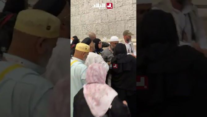 حجاج بيت الله الحرام يرمون الجمرات الثلاث في أول أيام التشريق
