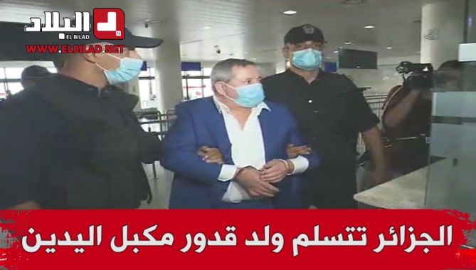 شاهدوا .. وصول عبد المومن ولد قدور إلى مطار هواري بومدين مكبل اليدين بالأغلال