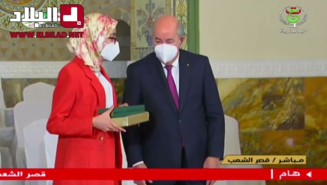 لحظة تكريم #رئيس_الجمهورية للتلميذة #تراكة_فدوى صاحبة المرتبة الثالثة في البكالوريا وطنيا