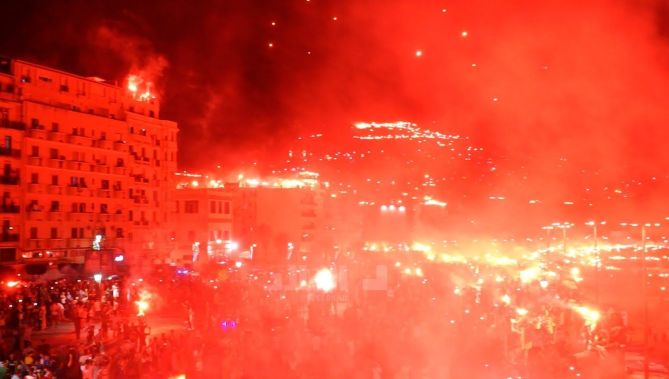#كراكاج أنصار مولودية الجزائر بساحة #كيتاني بـ #باب_الواد احتفالا بالذكرى الـ102 لتأسيس النادي