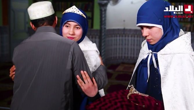 وسط لحظات مؤثرة عائلة من 03 بنات من ولاية تبسة يختمن كلهن كتاب الله على يد "والدهن والجد".. شاهدوا