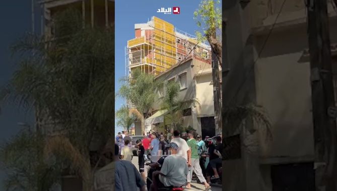 جثمان مناصر المولودية يونس أمغوزي يصل إلى مسجد فتح القلوب بوادي الرمان بالعاصمة .. " الله يرحمو 🤲"