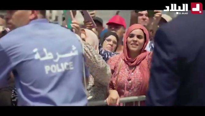 🔴 وتمتد أيادي الشعب إلى يد ابن الجزائر البارّ..