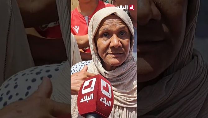 والدة الشاب الذي أنقذ الطفلتين الصغيرتين من حريق بعمارة في ولاية وهران وهي تشوف وليدها يغامر بحياتو