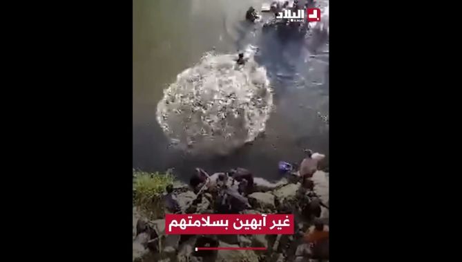 مواطنون يغامرون بحياتهم لإنقاذ ضحايا حادث واد الحراش 😔😥ويُسهمون في تقليص عدد الوفيات 🥺🫡👏👏 .. #شاهدوا