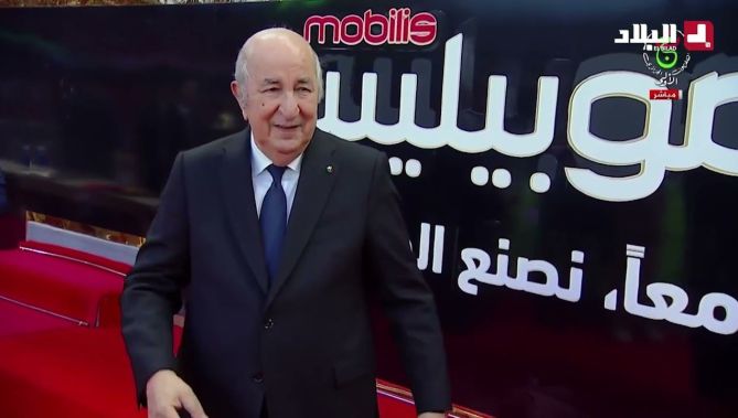 رئيس الجمهورية عبد المجيد تبون يسلم الكأس لـ #اتحاد_الجزائر