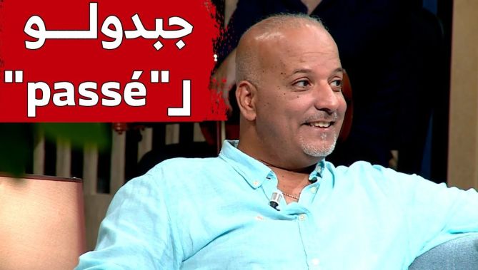 شاهد كيف تفاجأ الفنان حكيم صالحي وردة فعله بعد مشاهدته صورا له في بداية مشواره الفني