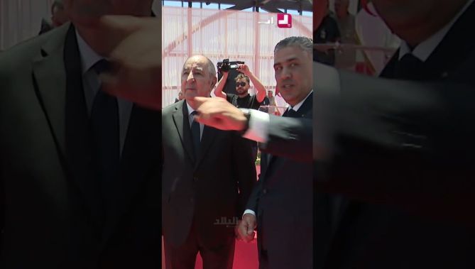 رئيس الجمهورية يلقي نظرة على الموقع الذي يحتضن قطب وزارة السكن الجديد