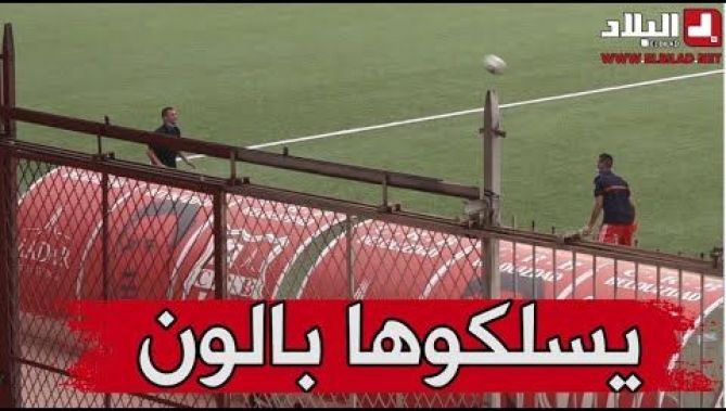 إستراحة محارب ..عناصر من الحماية المدنية يستمتعون بالكرة في ملعب 20 اوت