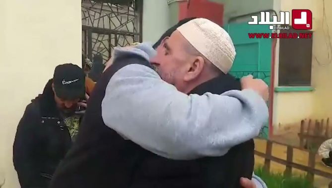 مؤثر جدا .. إبن الفنان الراحل #محمد_حزيم يبكي بحرقة بعد رحيل والده 😢😢