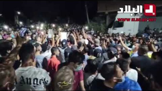 قراءة الفاتحة على روح الفقيد جمال بن سماعيل من امام مقبرة مليانة قبل عملية الدفن