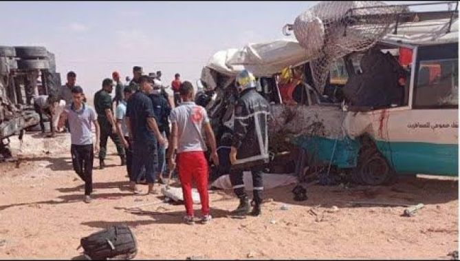 فيديو لحادث أصطدام شاحنة نصف مقطورة بحافلة لنقل المسافرين بالنعامة وتسبب في وفاة 9 أشخاص