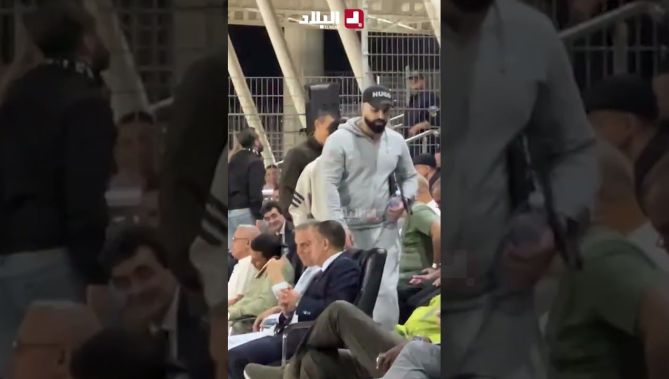 عمورة وصايفي يُسجّلان حضورهما في مدرجات ملعب تشاكر لمتابعة لقاء المنتخب الوطني المحلي 🇩🇿 أمام رواندا
