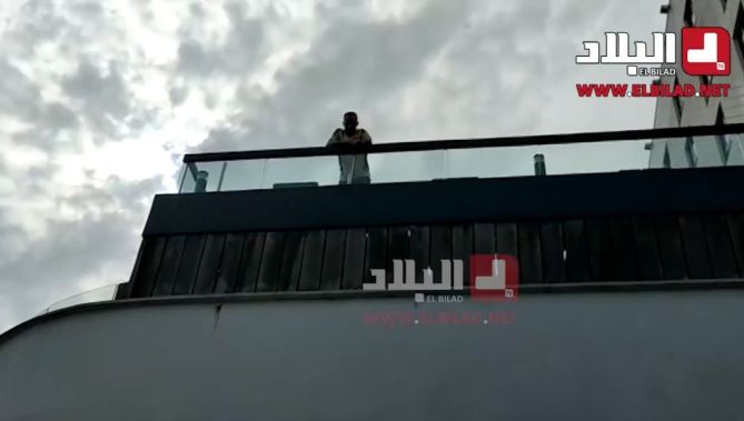 مناصر كاميروني يطلب قميص بن العمري .. وهكذا رد عليه مدافع الخضر من شرفة الفندق