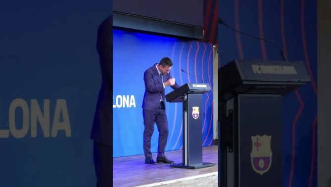 ميسي يذرف الدموع في المؤتمر الصحفي الذي أعلن فيه رحيله عن نادي برشلونة