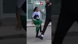 من أمام مقر إقامة #الخضر  .. طفلة جزائرية تبهر الجميع بطريقة ترويضها ومداعبتها للكرة .. #شاهدوا